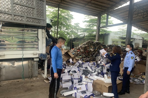 Giám sát tiêu hủy 1.000 bộ bếp từ giả mạo nhãn hiệu PHILIPS 