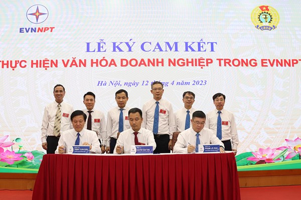 Ký cam kết thực hiện văn hóa doanh nghiệp trong EVNNPT