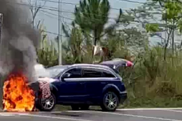 Xe ô tô bốc cháy dữ dội khi đang lên đèo Mimosa Đà Lạt