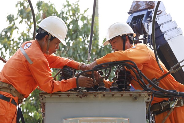 Bộ Công Thương lên kế hoạch cung ứng điện cao điểm mùa khô năm 2024