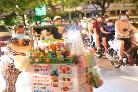 Tp. HCM xử lý tình trạng bán hàng rong, đỗ xe sai quy định ở phố đi bộ Nguyễn Huệ