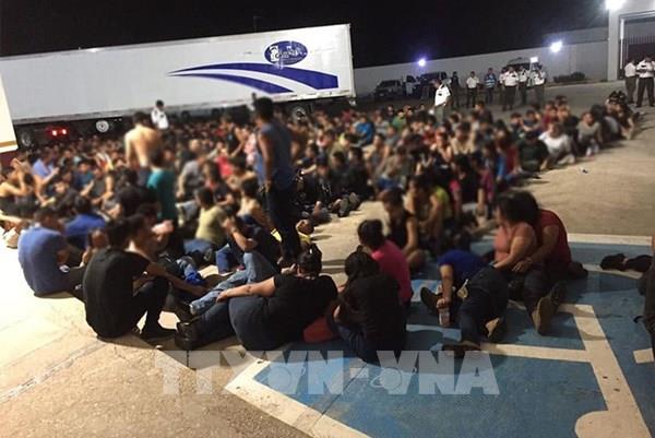 Mexico giải cứu hơn 200 người di cư bị nhốt trong thùng xe tải