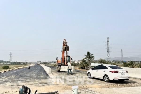 Nguy cơ mất an toàn giao thông khi người dân cố tình đi vào cao tốc chưa hoàn thành