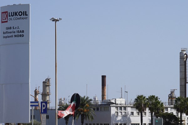 Italy nêu điều kiện bán nhà máy lọc dầu ISAB của Lukoil