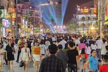 Nhiều sự kiện khởi động du lịch hè thu hút du khách đến Huế