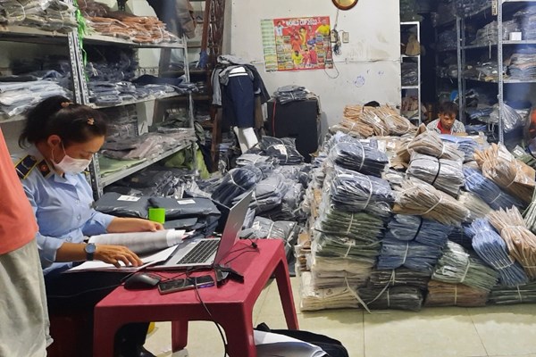 Phát hiện điểm chứa trữ quần kaki giả mạo nhãn hiệu Under Armour 