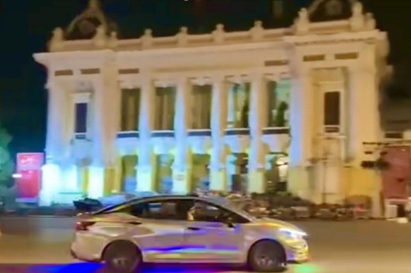 Hà Nội: Bắt khẩn cấp "quái xế" gây rối trật tự công cộng trước Nhà hát Lớn