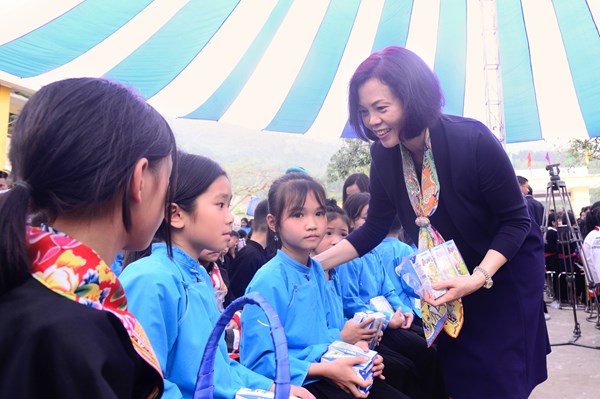 Trao gần 1 triệu hộp sữa cho trẻ em có hoàn cảnh khó khăn tại Quảng Ninh