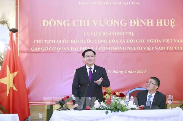Chủ tịch Quốc hội Vương Đình Huệ gặp mặt đại diện Cộng đồng người Việt Nam tại Cuba