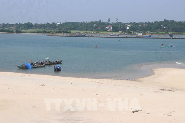 Luồng lạch bị bồi lấp, nguy cơ gặp nạn cho tàu cá ra, vào cửa biển Cửa Tùng