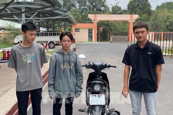 Dùng chân lái xe đăng lên mạng, thanh niên bị phạt 9 triệu đồng