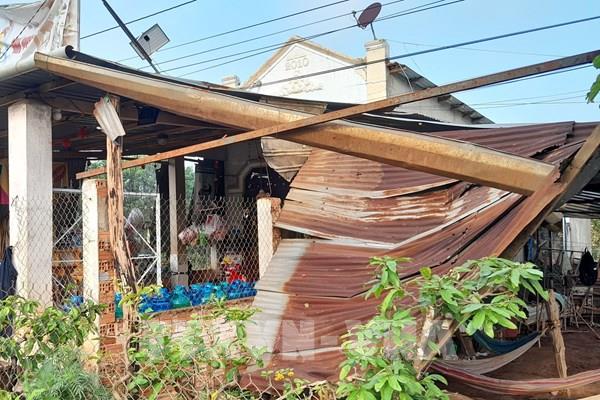 Lốc xoáy gây thiệt hại cây trồng, nhà cửa tại Bình Phước