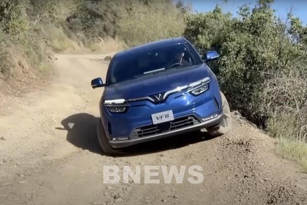 Dân chơi xe tại Mỹ thử sức VF 8 với cung đường off-road “khó nhằn”