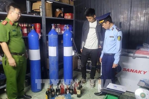 Quảng Ninh tạm giữ trên 100 bình khí NO2 dùng để sản xuất bóng cười