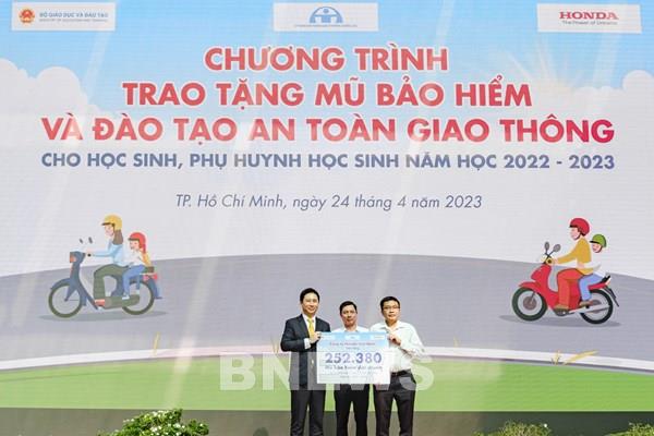 Honda Việt Nam tặng mũ bảo hiểm cho học sinh lớp 1, lớp 2 Tp Hồ Chí Minh