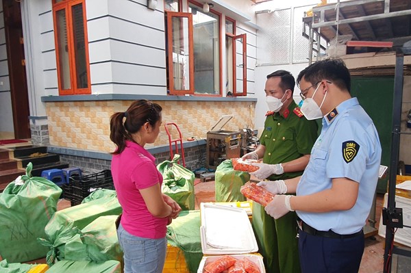 Phát hiện điểm kinh doanh gần 1 tấn trứng non bốc mùi, không rõ nguồn gốc
