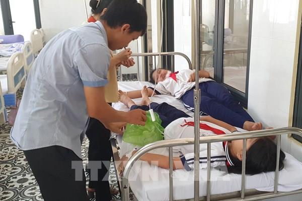 Bình Phước: Ăn kẹo ngoài cổng trường, chín học sinh lớp 4 nghi bị ngộ độc