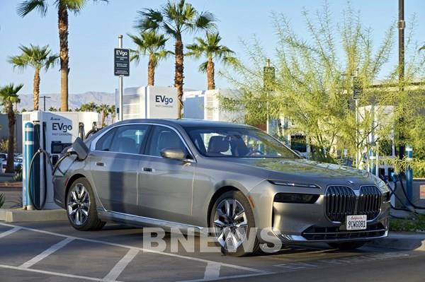 Loạt xe BMW cao cấp ra mắt thị trường Việt có cả xe điện BMW i7 đi được 625 km