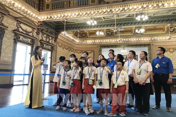 Trụ sở HĐND và UBND Thành phố Hồ Chí Minh đón khách tham quan