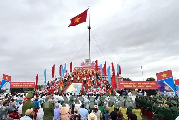 Xúc động Lễ Thượng cờ Thống nhất non sông tại Đôi bờ Hiền Lương - Bến Hải