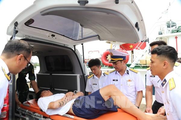 Vùng 4 Hải quân bàn giao 2 ngư dân bị nạn vào đất liền điều trị