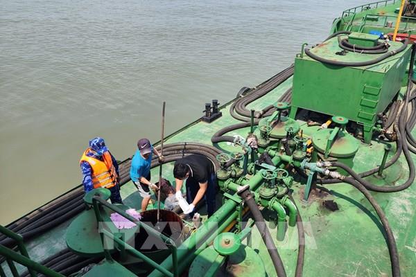 Bộ Tư lệnh Vùng Cảnh sát biển 1 tạm giữ tàu chở dầu không rõ nguồn gốc