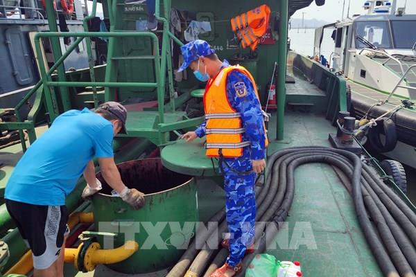 Cảnh sát biển phát hiện tàu chở 80.000 lít dầu không rõ nguồn gốc