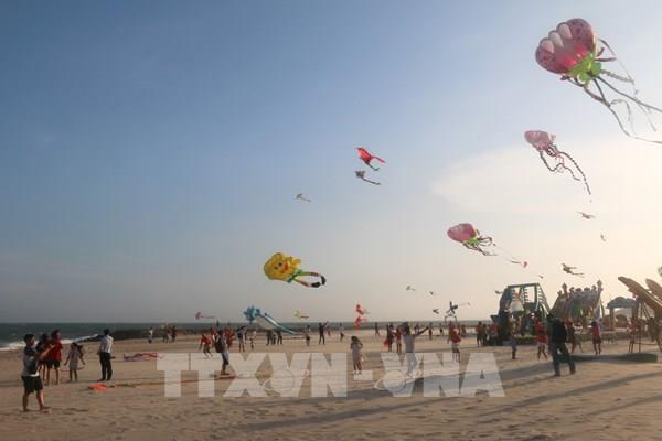 Rực rỡ lễ hội thả diều trên bãi biển tại Phan Thiết