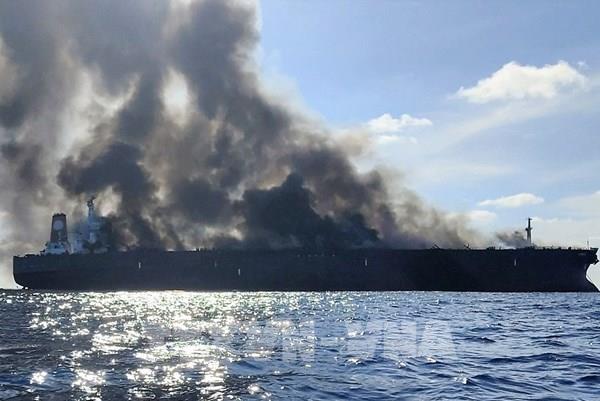Tàu chở dầu bốc cháy ngoài khơi Malaysia