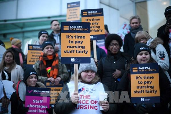 Các nghiệp đoàn y tế Anh chấp nhận đề xuất tăng lương mới