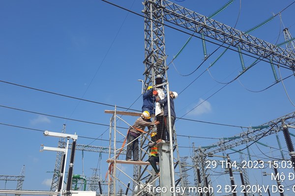 Công trình treo dây mạch 2 đường dây 220 kV Dốc Sỏi – Quảng Ngãi nguy cơ chậm tiến độ   