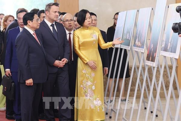 Thủ tướng Phạm Minh Chính và Thủ tướng Luxembourg tham quan Trưng bày ảnh của TTXVN