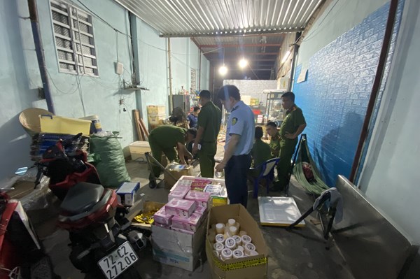 Tạm giữ hàng nghìn mỹ phẩm các loại không có hóa đơn, chứng từ