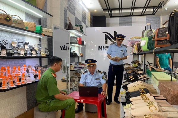  Phát hiện điểm kinh doanh giày dép, túi xách không rõ nguồn gốc, xuất xứ