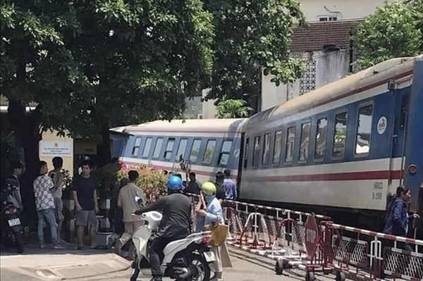 Ngành đường sắt khẩn trương khắc phục việc tàu SE1 bị trật bánh tại Huế