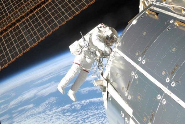 Các nhà du hành vũ trụ Nga hoàn thành chuyến đi bộ ngoài không gian