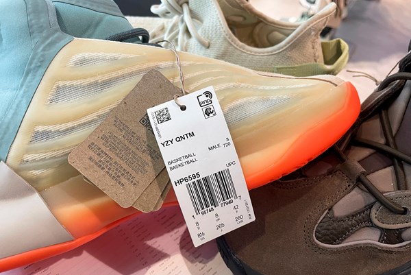 Adidas trước áp lực giải quyết vấn đề liên quan đến mẫu giầy Yeezy