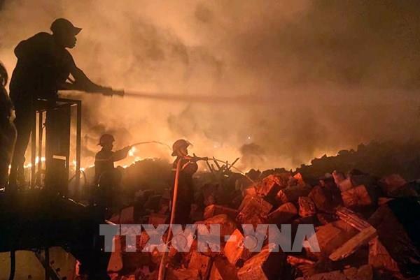 Cháy bãi tập kết phao xốp trong cảng cá Cái Rồng, Quảng Ninh