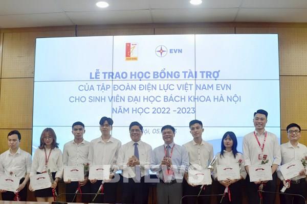 EVN trao học bổng cho sinh viên các trường đại học