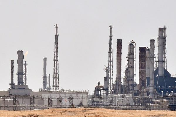 Giá dầu thế giới giảm tuần thứ ba liên tiếp