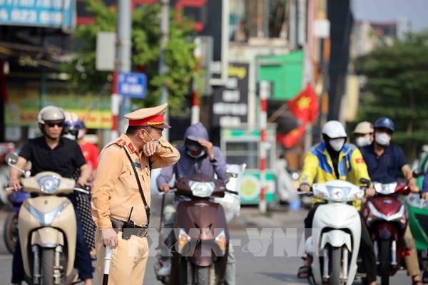 CSGT đội nắng điều tiết giao thông giữa trời nắng đổ lửa