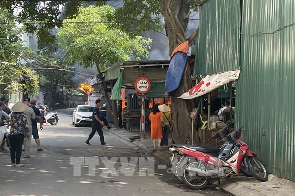 Hà Nội: Năm ô tô và hàng chục xe máy bị cháy tại điểm trông giữ