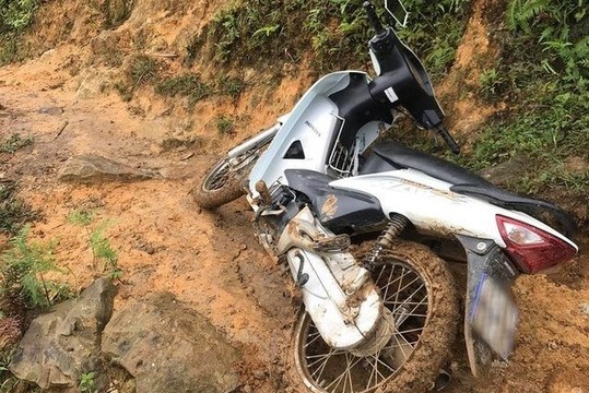 Bộ trưởng Bộ Giáo dục và Đào tạo chia buồn với gia đình cô giáo bám bản tử vong trên đường đến trường