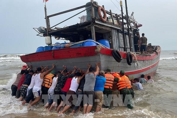 Giông lốc làm chìm và mắc cạn tàu đánh cá neo đậu ven biển Thừa Thiên - Huế