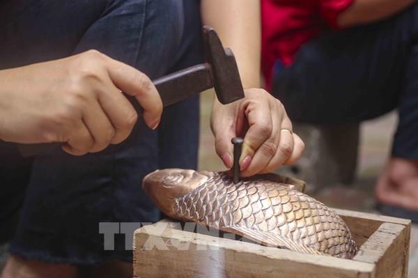 Trình diễn nghề đúc đồng Ngũ Xã