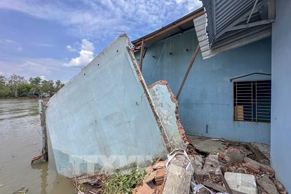 Sạt lở bờ sông Cần Thơ, 7 căn nhà bị ảnh hưởng