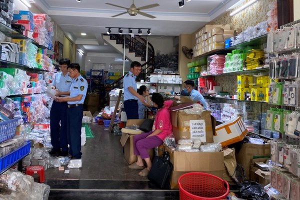 Thu giữ gần 1.000 ốp điện thoại các loại không rõ nguồn gốc, xuất xứ