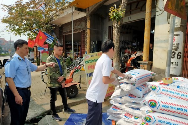 Buộc một cơ sở kinh doanh tiêu hủy 3,6 tấn phân bón giả
