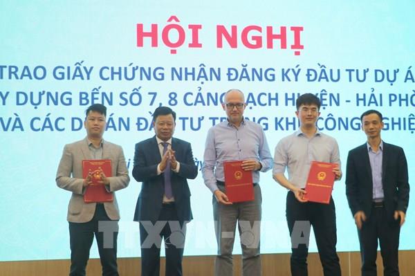 Hải Phòng trao giấy chứng nhận đầu tư cho nhiều dự án