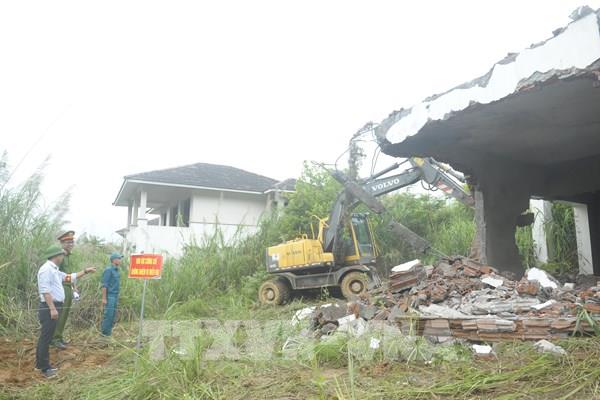 Hà Nội cưỡng chế phá dỡ nhiều biệt thự xây dựng vi phạm trên đất rừng
